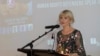 លោកស្រី​ ​Sue Coffey​ អ្នកនិពន្ធសៀវភៅ​ ចំណងជើង​ថា​ ​«ការ​ស្វែងរក​យុត្តិធម៌​នៅ​កម្ពុជា៖​ ​អ្នក​ការពារ​សិទ្ធិ​មនុស្ស​បក​ស្រាយ» ថ្លែងនៅក្នុងកាសម្ពោធសៀវភៅនៅក្រុង Melbourne ប្រទេសអូស្ត្រាលី កាលពីថ្ងៃទី១៤ ទីវិច្ឆិកា ឆ្នាំ២០១៨។ (រូបថតផ្តល់​ឲ្យ)