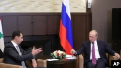 លោក​ប្រធានាធិបតី​រុស្ស៊ី Vladimir Putin (រូប​ស្តាំ) ជួប​ពិភាក្សា​ជាមួយ​នឹង​លោក​ប្រធានាធិបតី​ស៊ីរី Bashar Assad នៅ​ក្នុង​វិមាន Bocharov Ruchei ក្នុង​ក្រុង Sochi ប្រទេស​រុស្ស៊ី កាលពី​ថ្ងៃទី២០ ខែវិច្ឆិកា ឆ្នាំ២០១៧។