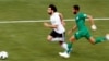 L'Egyptien Salah contre le Saoudien Al-Faraj lors de la Coupe du Monde 2018 en Russie, le 25 juin 2018.