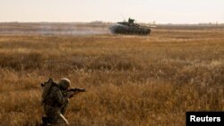 Seorang anggota pasukan bersenjata Ukraina ambil bagian dalam latihan militer di dekat wilayah perbatasan antara Ukraina dan Semenanjung Krimea, yang telah dikuasai oleh pihak Rusia, di Kherson, Ukraina, pada 17 November 2021. (Foto: Armed Forces of Ukraine/Handout via Reuters)