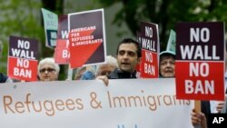 Des manifestants protestent contre le décret anti-immigration de Donald Trump, à Seatle, le 15 mai 2017.