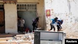 Pillage d'un magasin en Afrique du Sud (REUTERS/Siphiwe Sibeko)