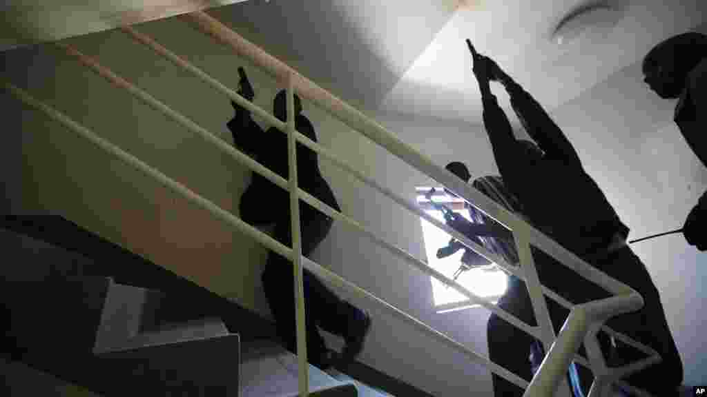 Polisi wenye bunduki wanawatafuta washambuliaji wnye silaha ndani ya soko la Westgate wliloshambulia jumamosi mjini Nairobi, Septemba 21, 2013.