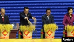 (左起)缅甸总统吴登盛、中国总理李克强、柬埔寨首相洪森和泰国总理英拉在东盟博览会开幕式上