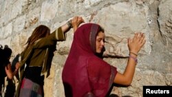 Des femmes priant au mur des Lamentations, à Jérusalem, le 21 juin 2009.