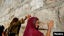 Une femme touche le mur des Lamentations, à Jérusalem, le 21 juin 2009.