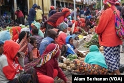 Suasana sebuah pasar di Papua. Perebakan virus corona di Papua, Senin, 13 April 2020, makin memprihatinkan seiring bertambahnya jumlah kasus dan wilayah yang terjangkit. (Foto: Alam Burhanan/VOA)