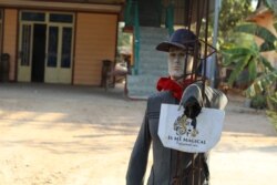 ទីងមោង ដែលប្រជាពលរដ្ឋនៅខេត្តកណ្តាល ដាក់នៅខាងមុខផ្ទះ ដើម្បីដេញគ្រោះចង្រៃ។ (ស៊ុន ណារិន/VOA)