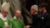 Le pape François fait la messe à la Basilique Saint-Pierre, au Vatican, le 6 novembre 2016.