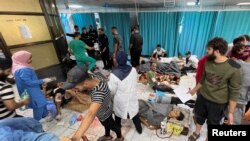 Sejumlah warga Palestina yang terluka akibat serangan Israel diobati di Rumah Sakit Indonesia di Gaza, pada 16 November 2023. (Foto: Reuters/Fadi Alwhidi)