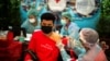 Seorang pekerja migran menerima dosis pertama vaksin Sinopharm melawan COVID-19 di pusat Palang Merah Thailand di Bangkok, Thailand, 5 Oktober 2021. (Foto: REUTERS/Athit Perawongmetha)
