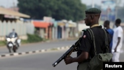 Un membre des forces de sécurité monte la garde dans la ville de Kaduna, au nord du Nigeria, le 4 octobre 2018. Des hommes armés ont attaqué les villages des États de Kaduna et Katsina le 24 février 2021, faisant 36 morts et plusieurs autres blessés.