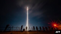 Raketa e re "Vulcan" niset drejt hapësirës nga Florida, më 8 janar, 2024. Ajo po bart anijen e hapësirës "Peregrine" të kompanisë private amerikane "Astrobotics" drejt Hënës, duke nisur kështu garën mes kompanive private amerikane për të dërguar objekte në Hënë/AFP