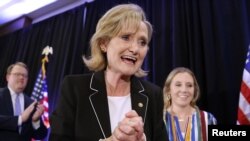 La Sénatrice républicaine américaine Cindy Hyde-Smith pendant la soirée électorale à Jackson (Mississippi) le 27 novembre 2018.