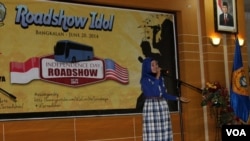Salah seorang peserta 'Roadshow Idol' tengah beraksi membawakan sebuah lagu berbahasa Inggris di hadapan juri di Bangkalan, Madura, 20 Juni 2014 (Foto:VOA/Petrus)