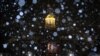 La nieve cae sobre la cúpula del Capitolio de Estados Unidos, en Washington, el 21 de diciembre de 2022.