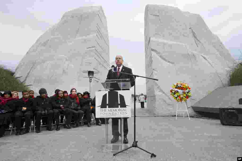 Menteri Keamanan Dalam Negeri Jeh Johnson berpidato sebelum upacara pemberian karangan bunga di Memorial Martin Luther King, Jr. dalam peringatan hari lahir pemimpin hak-hak sipil itu di Washington (19/1). (AP/Jacquelyn Martin)