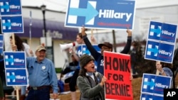 អ្នកគាំទ្រលោក Bernie Sanders អបអរសាទរក្នុងចំណោមអ្នកគាំទ្រលោកស្រី Clinton នៅក្រៅសកលវិទ្យាល័យច្បាប់ South Carolina។ 