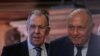 Menteri Luar Negeri Rusia Sergey Lavrov (kiri) bertemu Menlu Mesir Sameh Shoukry di Moskow, hari Selasa (31/1). 