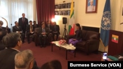 နယူးယောက်တွင် မြန်မာမိသားစုများနှင့် တွေ့ဆုံနေသည့် ဒေါ်အောင်ဆန်းစုကြည်။ စက်တင်ဘာ ၁၇၊ ၂၀၁၆။