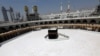 Pemandangan Ka'bah di Masjidil Haram yang hampir kosong dari jamaah, setelah otoritas Saudi menangguhkan umrah di tengah ketakutan corona di kota suci Mekkah, Arab Saudi 6 Maret 2020. (Foto: Reuters)