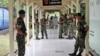 Tentara Indonesia di rumah sakit kepolisian di Surabaya, Jawa Timur. 