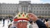 Un ciudadano se coloca una corona falsa en honor a la fallecida reina Isabel II, el 8 de septiembre de 2022.
