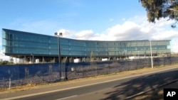 Pembangunan gedung baru kator pusatOrganisasi Intelijen Keamanan Australia di Canberra, Australia sudah mendekati tahap akhir (28/5). Lembaga penyiaran Australia melaporkan bahwa peretas China telah mencuri cetak biru rancangan bangunan tersebut, lengkap dengan informasi terkait lokasi server, sistem keamanan dan kabel komunikasi.