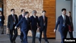 Le ministre sud-coréen des Affaires étrangères, Kang Kyung-wha (C), se rend à une réunion bilatérale avec la ministre des Affaires étrangères du Canada, Chrystia Freeland, à Vancouver, le 15 janvier 2018.
