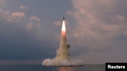 북한이 지난해 10월 신형 잠수함발사탄도미사일(SLBM) 시험 발사에 성공했다며 공개한 사진.