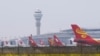 Pesawat-pesawat China Eastern Airlines, Shanghai Airlines dan Hong Kong Airlines terlihat di landasan pacu di Bandara Internasional Pudong, Shanghai, China, 24 Maret 2020. (Foto: dok).