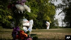 Investigadores revisan la escena de un crimen afuera de la casa de Wes Petterson, el lunes 5 de septiembre de 2022, en Weldon, provincia de Saskatchewan, Canadá. Petterson, de 77 años, murió tras ser apuñalado el domingo.