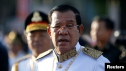 រូបេកសារ​៖ លោកនាយករដ្ឋមន្រ្តី ហ៊ុន សែន មកដល់វិមានឯករាជ្យដើម្បីចូលរួមអបអរសាទរខួបលើកទី ៦៥ នៃឯករាជ្យភាពពីប្រទេសបារាំងនៅទីក្រុងភ្នំពេញ ថ្ងៃទី ៩ ខែវិច្ឆិកាឆ្នាំ ២០១៨ ។​ 