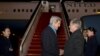 Američki državni sekretar Džon Keri pozdravlja se sa ambasadorom SAD u Kini, Maksom Bokusom po dolasku u Peking, 26. januara 2016.