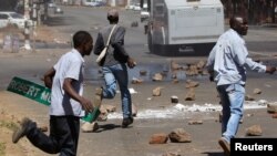 Opposition party supporters clash with police in Harare, Zimbabwe, Aug. 26, 2016.
