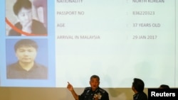 លោក​អគ្គ​ស្នង​ការ​ប៉ូលិស​ Khalid Abu Bakar (រូប​កណ្តាល) ថ្លែង​នៅ​ក្នុង​សន្និសីទ​កាសែត​មួយ​ទាក់ទង​នឹង​ការ​សម្លាប់​លោក Kim Jong Nam។