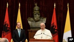 Paus Fransiskus berpidato di Albania didampingi oleh Presiden Albania Bujar Nishani, di Tirana, Minggu, 21 September 2014.