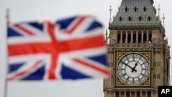 Bendera Inggris berkibar dengan latar belakang "Big Ben" di Menara Elizabeth, Gedung Parlemen Inggris, di pusat kota London, 29 Maret 2017. (foto: dok).