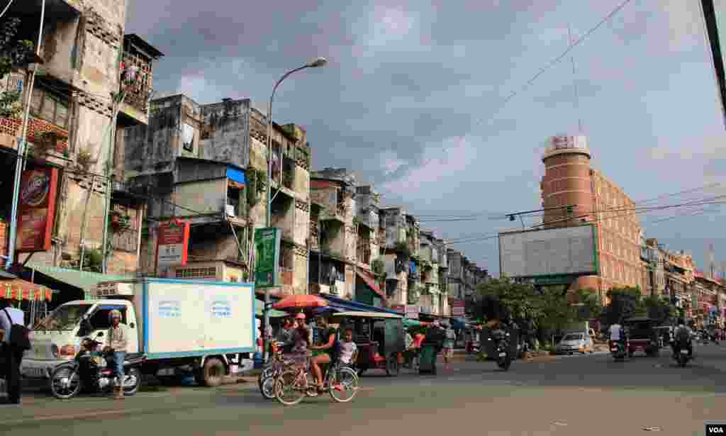 រូបឯកសារ៖ ទិដ្ឋភាព​ជា​ទូទៅ​នៃ​អគារ​ប៊ូលឌិញ ​និង​អ្នក​រស់​នៅ​ក្នុង​អគារ​ប៊ូលឌិញ ក្នុង​រាជធានី​ភ្នំពេញ​កាល​ពី​ថ្ងៃ​សុក្រ​ទី​៥ ខែ​កញ្ញា ឆ្នាំ​២០១៤។ (នូវ ពៅលក្ខិណា/VOA)