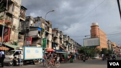  រូបឯកសារ៖ ទិដ្ឋភាព​ជា​ទូទៅ​នៃ​អគារ​ប៊ូលឌីង​និង​អ្នក​រស់​នៅ​ក្នុង​អគារ​ប៊ូលឌីង​ក្នុង​រាជធានី​ភ្នំពេញ​កាល​ពី​ថ្ងៃ​សុក្រ​ទី​៥ ខែ​កញ្ញា ឆ្នាំ​២០១៤។ (នូវ ពៅលក្ខិណា/VOA) 