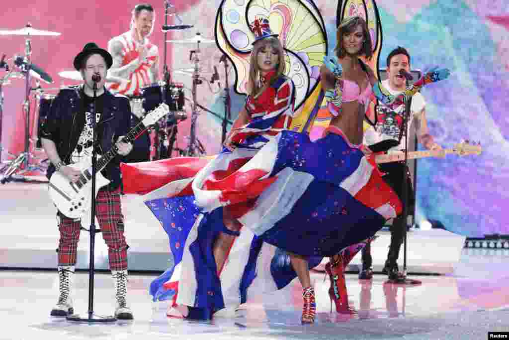 Penyanyi AS, Taylor Swift dan fotomodel Karlie Kloss saat manggung bersama kelompok musik rock &#39;Fall Out Boy&#39; di kota New York. 