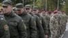 Військовослужбовці 173-ї повітряно-десантної бригади тактичної групи армії США та українські нацгвардійці на церемонії відкриття спільних навчань «Фірлес Ґардіан-2015». Яворівський полігон, 20 квітня 2015 року