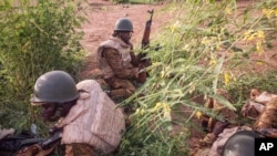 Des soldats de l'armée burkinabè patrouillent à Ouagadougou, au Burkina Faso, le 29 septembre 2015.