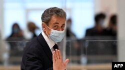 Колишній президент Франції Ніколя Саркозі виходить з суду у Парижі 23 листопада 2020 р. 