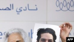  Debra Tice, mother of U.S. journalist Austin Tice, who was kidnapped in Syria five years ago, holds a dated portrait of him during a press conference in Beirut, Lebanon, July 20, 2017.