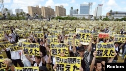 Des manifestants protestent contre la présence de l'armée américaine à Naha sur l'île japonaise de Okinawa au Japon le 19 juin 2016.