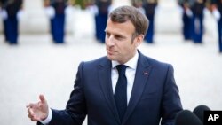 Presiden Perancis Emmanuel Macron berbicara dengan wartawan di Paris, 29 April 2021. (Foto: AP)