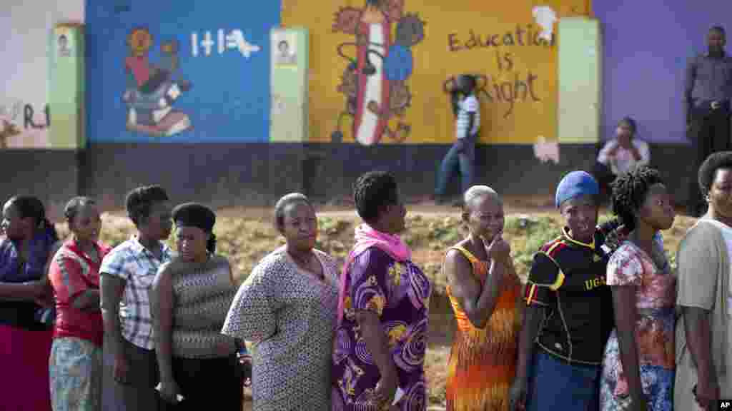 File d&#39;attende devant un bureau de vote situé dans une école à Kampala, le 18 février 2016