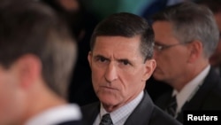 លោក Michael Flynn (រូប​កណ្តាល) បាន​អញ្ជើញ​ទៅ​ដល់​សេតវិមាន​ក្នុង​រដ្ឋធានី​វ៉ាស៊ីនតោន កាលពី​ថ្ងៃទី១៣ ខែកុម្ភៈ ឆ្នាំ២០១៧។