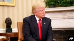 Le président élu Donald Trump lors de sa rencontre avec Barack Obama à la maison blanche, le 10 novembre 2016.